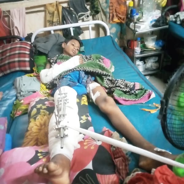 হাসপাতালে অসহায় রোগীদের অপারেশন সামগ্রী প্রদান