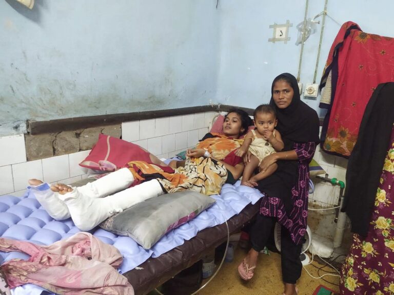 অসুস্থতার নির্জন অন্ধকারে আমরা জ্বালাচ্ছি সহায়তার দীপশিখা