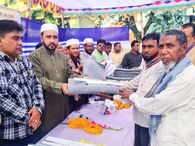 কনকনে শীতে মানবতার উষ্ণ স্পর্শ